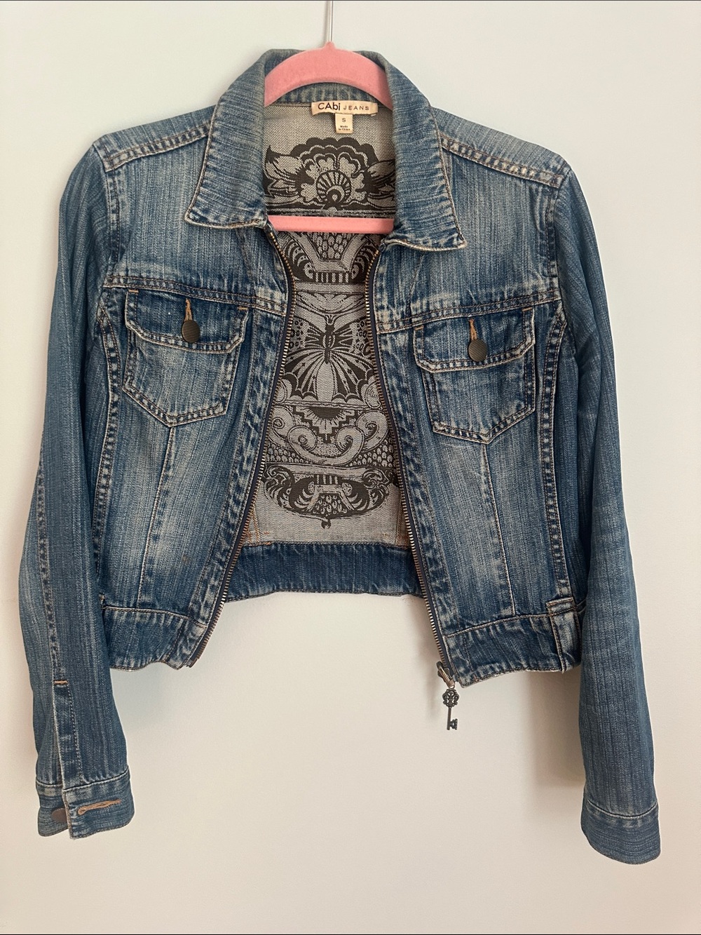 CAbi Jeans Cropped Denim Jacket in Blue with Printed Lining